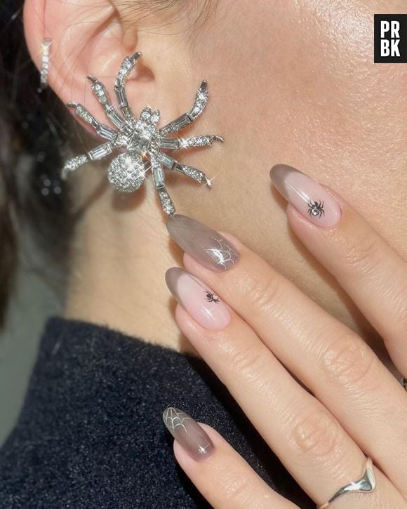 Se você não abre mão dos esmaltes mais nudes, aposte nessa ideia de nail art para Halloween