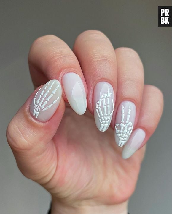 Para quem gosta de unhas brancas, o desenho de esqueleto fica tudo no Halloween