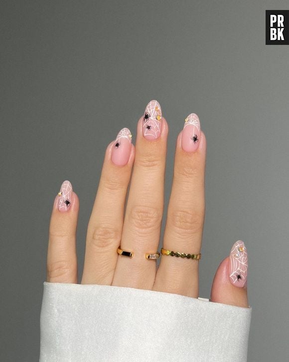 Esse desenho nas unhas de Halloween combina com qualquer fantasia