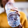 Existe o lado negativo do uso excessivo de garrafas de água, relacionado ao meio ambiente