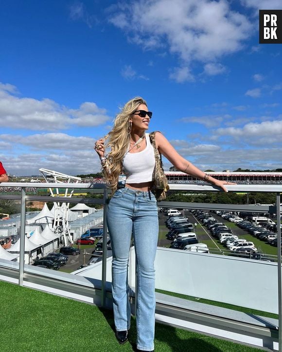 Yasmin Brunet usou jeans com cropped branco para GP de F1