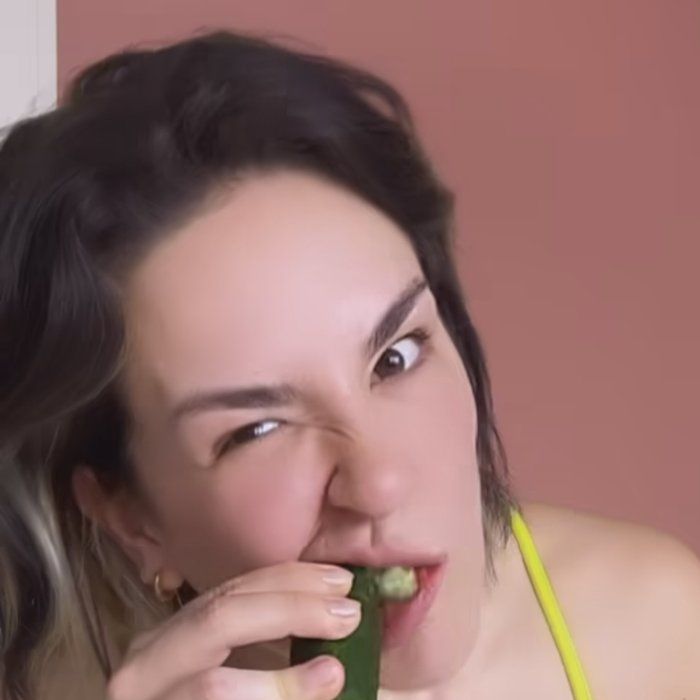 Kéfera come pepino com gelatina diet para matar vontade de doces