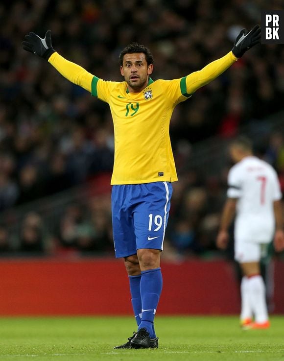 Fred Guedes se joga no chão durante assalto no Rio de Janeiro