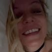 Britney Spears volta a assustar com vídeo estranho. Dessa vez, cantora quase mostra nude na cama