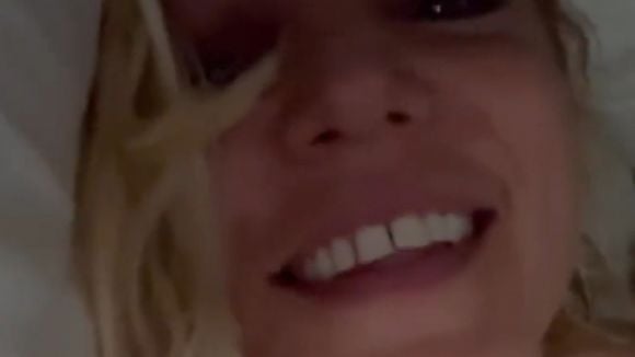 Britney Spears volta a assustar com vídeo estranho. Dessa vez, cantora quase mostra nude na cama