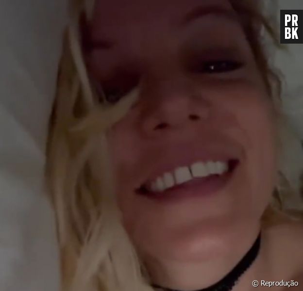 Britney Spears volta a assustar com vídeo estranho. Dessa vez, cantora quase mostra nude na cama