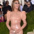 Beyoncé apostou no vestido de látex Peach Fuzz para o Met Gala 2016