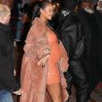 Rihanna usou a cor Peach Fuzz em um vestidinho justinho com casacão incrível