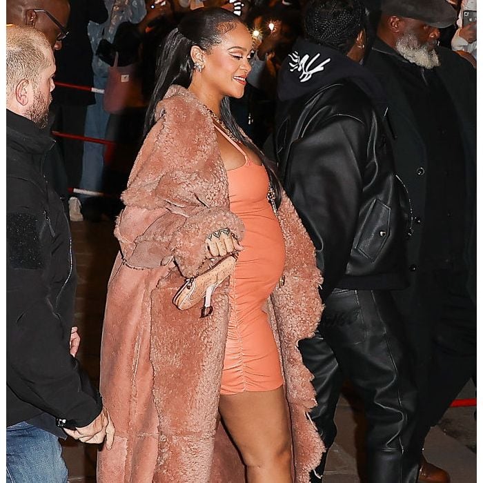 Rihanna usou a cor Peach Fuzz em um vestidinho justinho com casacão incrível