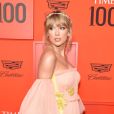 Taylor Swift também já se rendeu ao look na cor Peach Fuzz