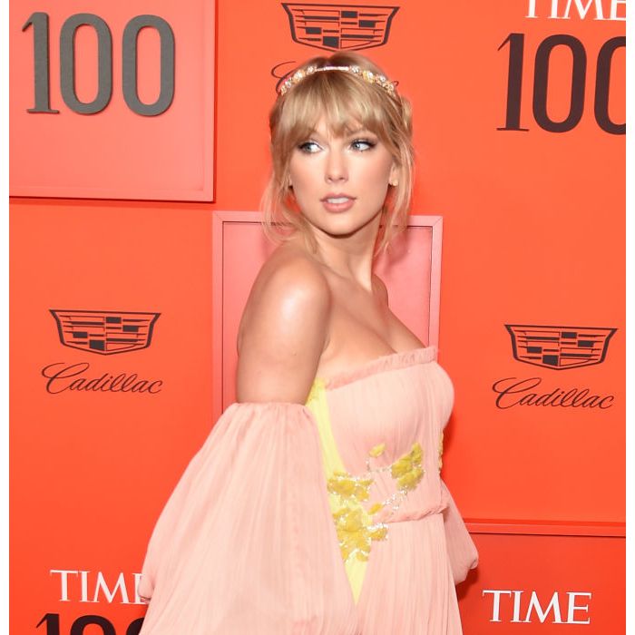 Taylor Swift também já se rendeu ao look na cor Peach Fuzz
