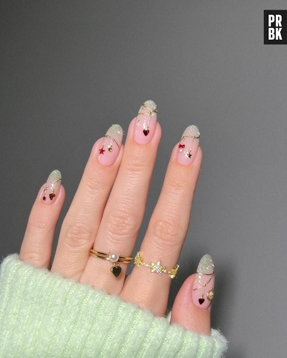 Essa é uma ótima ideia de nail art natalina minimalista