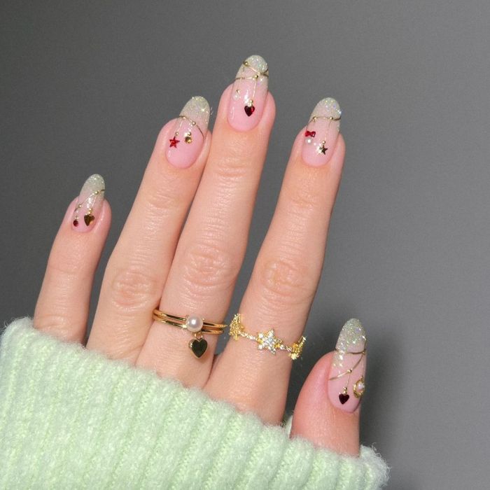 Essa é uma ótima ideia de nail art natalina minimalista