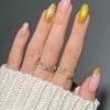 O amarelo é uma cor que cai super bem em nail art natalina