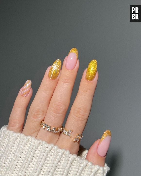 O amarelo é uma cor que cai super bem em nail art natalina