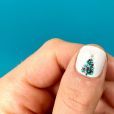 A árvore de Natal também é um desenho legal para sua nail art