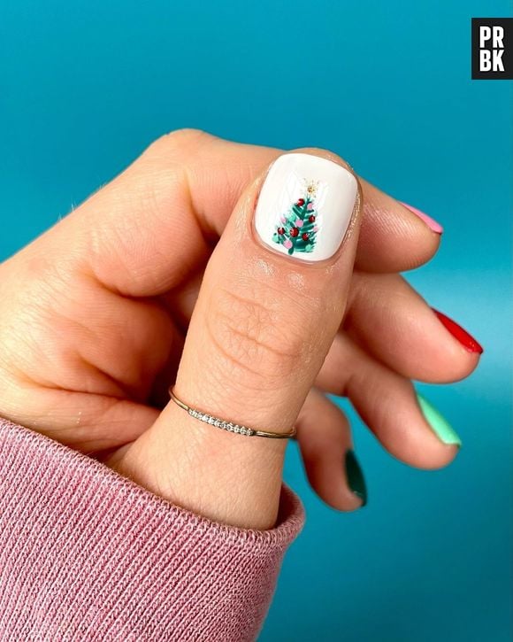 A árvore de Natal também é um desenho legal para sua nail art