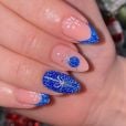 O azul é uma cor linda para nail art de Natal