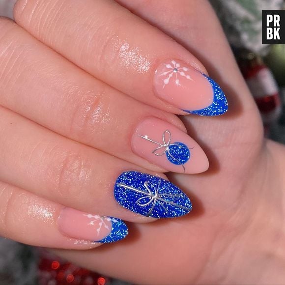 O azul é uma cor linda para nail art de Natal