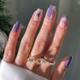 A prova como até lilás é uma cor que pode ser usada em nail art de Natal