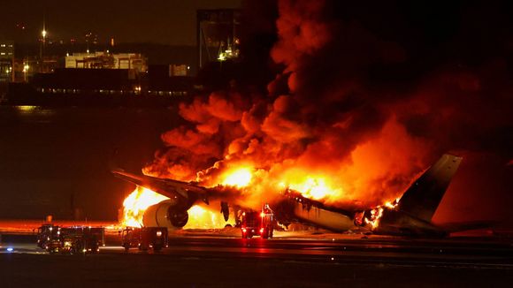 Avião com 379 passageiros pega fogo após colisão com outra aeronave no Japão, deixando 5 mortos. Vídeo!