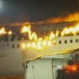 Avião com 379 passageiros colide com aeronave da Guarda Costeira do Japão