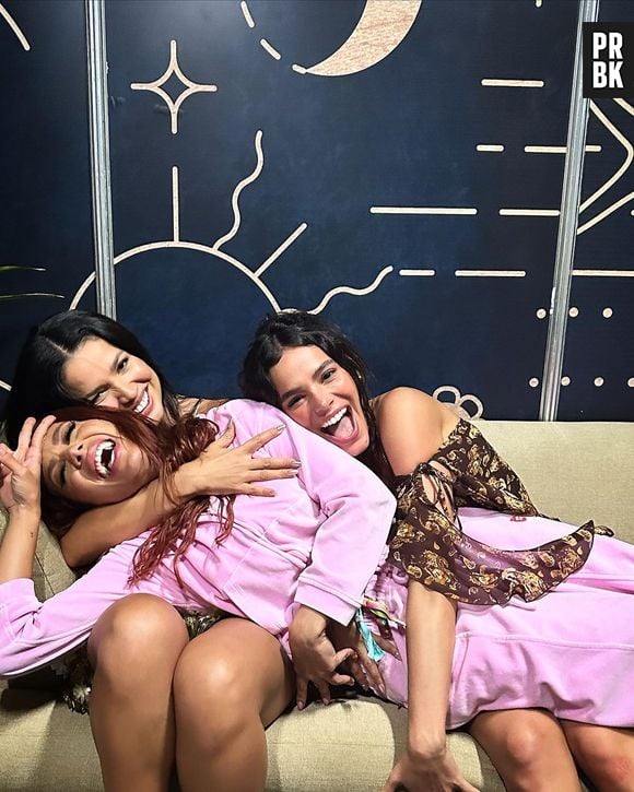 Bruna Marquezine passou ano novo em Maracaípe com amigos famosos