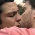  No final de "Amor &agrave; Vida", o casal gay F&eacute;lix (Mateus Solano) e Nico (Thiago Fragoso) adotaram deram o 1&ordm; beijo gay da TV brasileira 