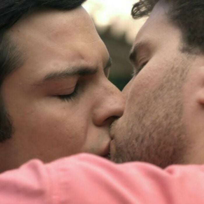  No final de &quot;Amor &amp;agrave; Vida&quot;, o casal gay F&amp;eacute;lix (Mateus Solano) e Nico (Thiago Fragoso) adotaram deram o 1&amp;ordm; beijo gay da TV brasileira 