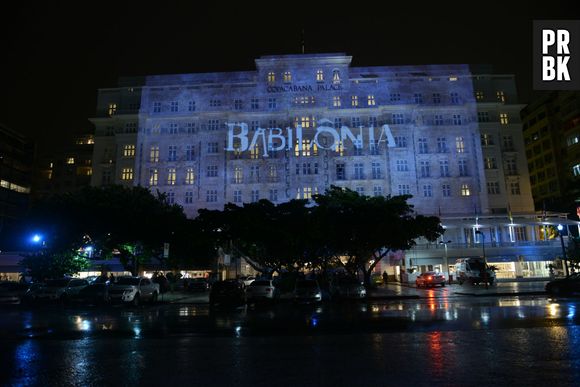 A fachada do Copacabana Palace exibia imagens da novela "Babilônia"