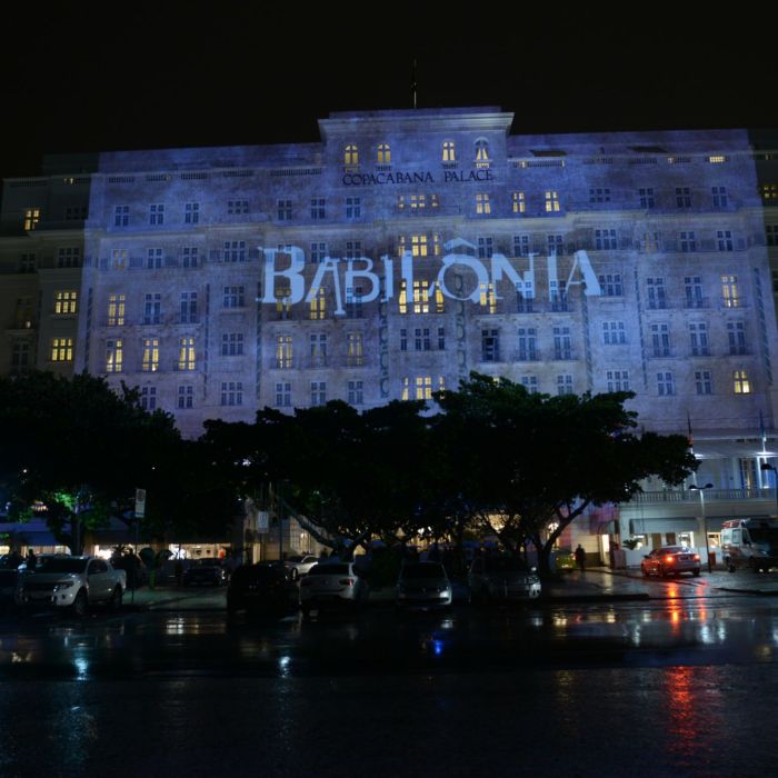 A fachada do Copacabana Palace exibia imagens da novela &quot;Babilônia&quot;