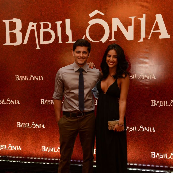 Bruno Gissoni e a namorada Yanna Lavigne estavam super felizes em &quot;Babilônia&quot;