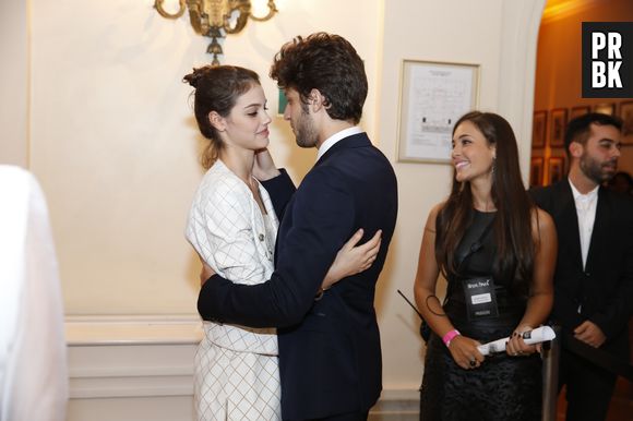 Chay Suede e Laura Neiva estavam cheio de amor um com o outro na festa de "Babilônia"