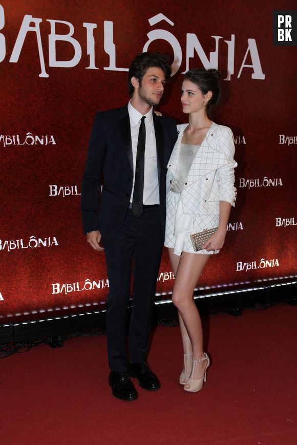 Chay Suede e Laura Neiva estavam super apaixonados na festa de "Babilônia"