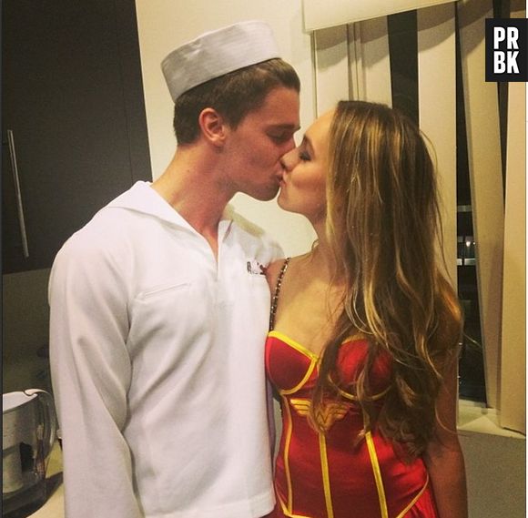 Patrick Schwarzenegger, namorado de Miley Cyrus, tem foto beijando outra mulher no Instagram