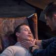  Dean (Jensen Ackles) tortura&nbsp;Cole (Travis Aaron Wade), que foi infectado por v&iacute;rus em "Supernatural" 