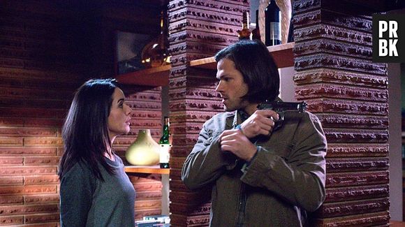 Sam (Jared Padalecki) tenta ajudar Deam (Jensen Ackles) em "Supernatural"