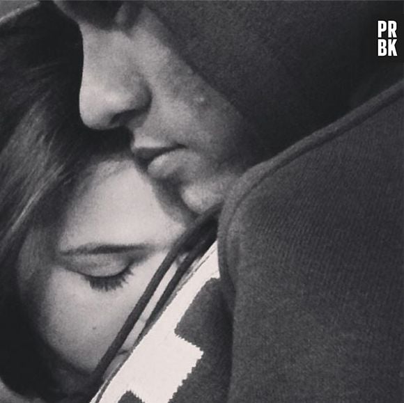 Bruna Marquezine compartilhou no Instagram uma foto encostada no peito de Neymar: "Já estou com muita saudade deste cheirinho"