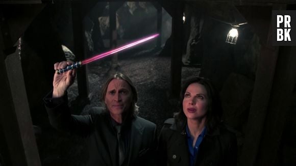 Em "Once Upon a Time", Rumple (Robert Carlyle) promete chantagear Regina (Lana Parrilla)