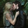 Hook (Colin O'Donoghue) e Emma (Jennifer Morrison) deram um beijo de tirar o fôlego em "Once Upon a Time"!