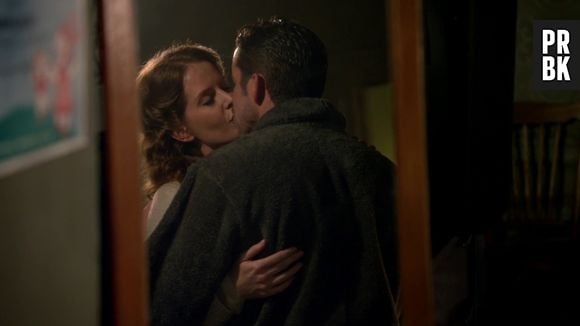 Zelena (Rebecca Mader) está fingindo que é a esposa de Robin (Sean Maguire) em "Once Upon a Time"