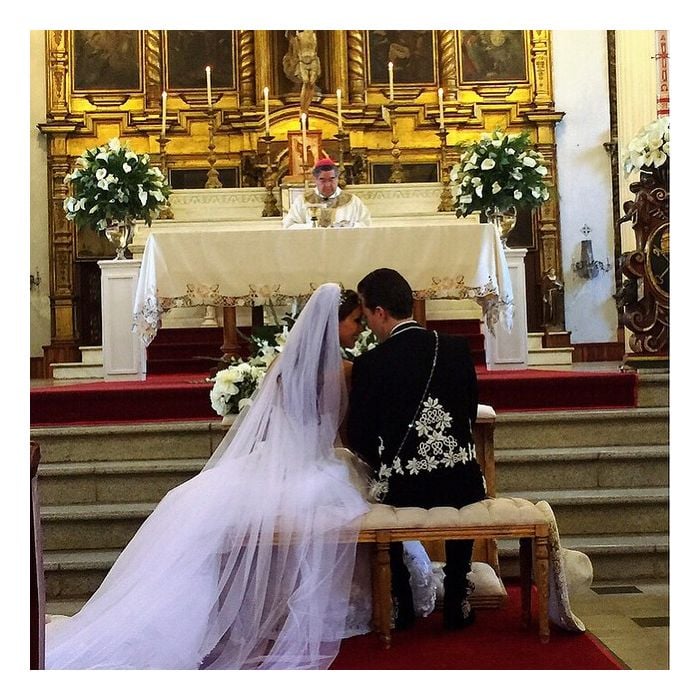  Anahi posta foto da cerim&amp;ocirc;nia de casamento com Manuel Velasco no Instagram e comemora o dia mais feliz de sua vida 