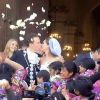 Anahi e Manuel Velasco foram recebidos por mulheres indígenas e chuva de pétalas de rosas na saída da catedral mexicana