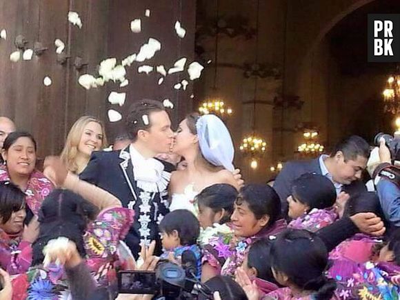 Anahi e Manuel Velasco foram recebidos por mulheres indígenas e chuva de pétalas de rosas na saída da catedral mexicana