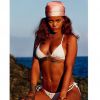 Rihanna com carinha sexy, barriguinha chapada e o peitinho em seu devido lugar