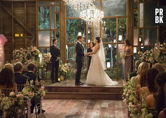 Damon (Ian Somerhalder) e Elena (Nina Dobrev) são padrinhos do casamento em "The Vampire Diaries"