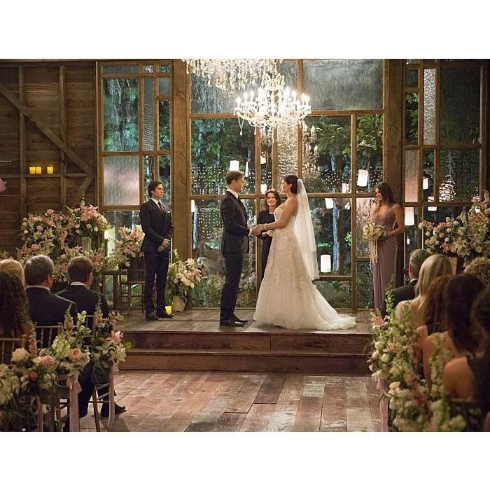 Damon (Ian Somerhalder) e Elena (Nina Dobrev) são padrinhos do casamento em &quot;The Vampire Diaries&quot;