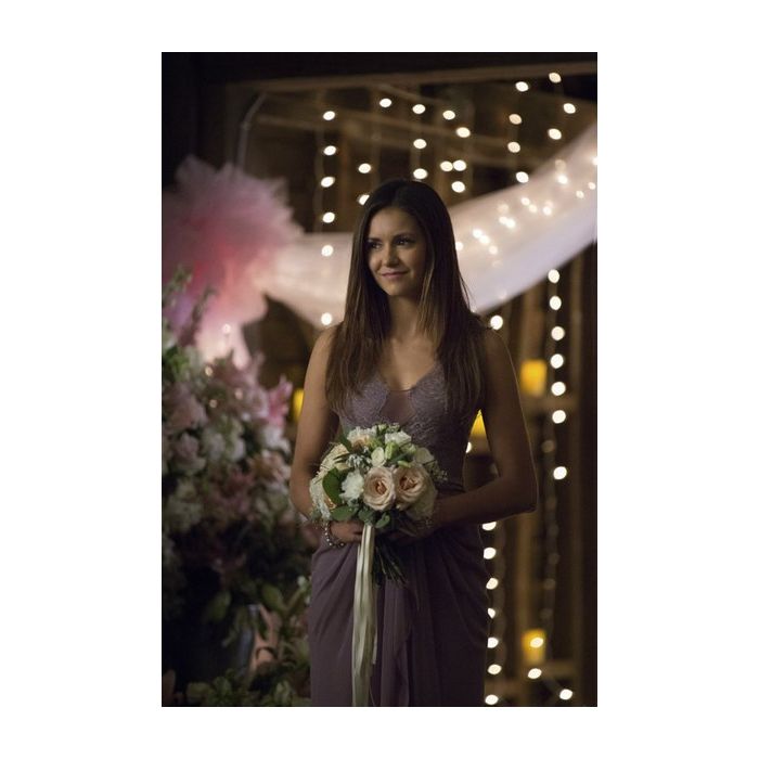 Em &quot;The Vampire Diaries&quot;, Elena (Nina Dobrev) é madrinha do casamento de Alaric (Matthew Davis) e Jo (Jodi Lyn O&#039;Keefe)
