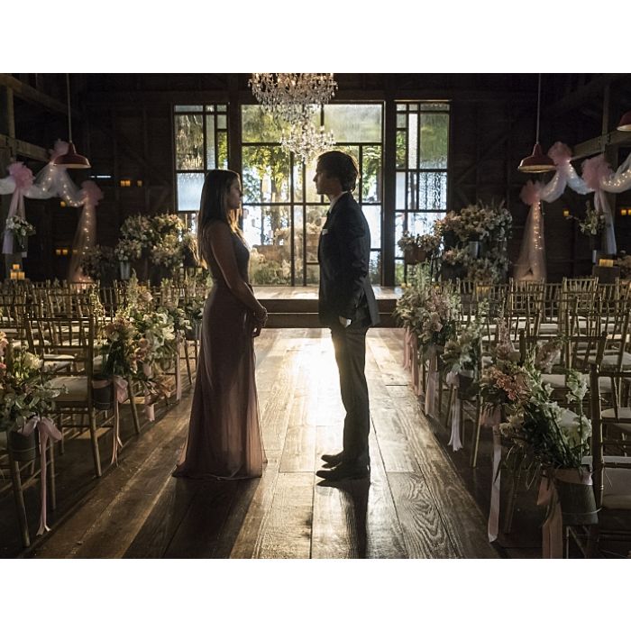 Elena (Nina Dobrev) e Damon (Ian Somerhalder) refletem sobre seu namoro em &quot;The Vampire Diaries&quot;