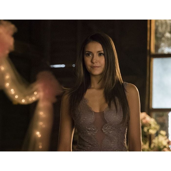 Em &quot;The Vampire Diaries&quot;, Elena (Nina Dobrev) se emociona antes do casamento